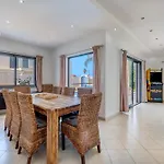 Ruana - 5 Bedrooms On Suite- Free Out Door Hot Jacuzzi - By Bedzy Villa
