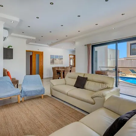 Villa Ruana - 5 Bedrooms On Suite- Free Out Door Hot Jacuzzi - By Bedzy