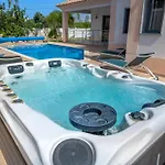 Villa Ruana - 5 Bedrooms On Suite- Free Out Door Hot Jacuzzi - By Bedzy *