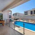 Villa Ruana - 5 Bedrooms On Suite- Free Out Door Hot Jacuzzi - By Bedzy