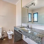 Villa Ruana - 5 Bedrooms On Suite- Free Out Door Hot Jacuzzi - By Bedzy
