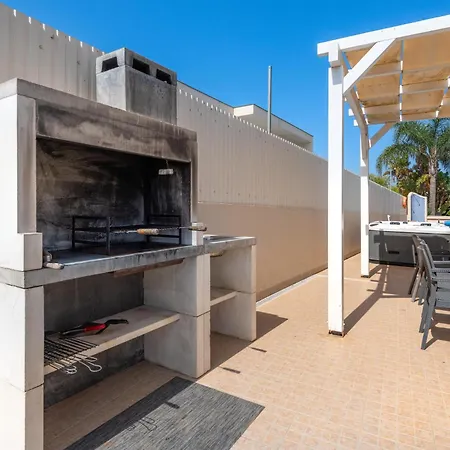 Ruana - 5 Bedrooms On Suite- Free Out Door Hot Jacuzzi - By Bedzy