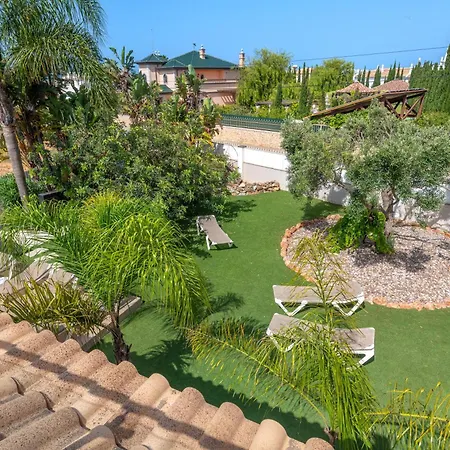 Villa Ruana - 5 Bedrooms On Suite- Free Out Door Hot Jacuzzi - By Bedzy