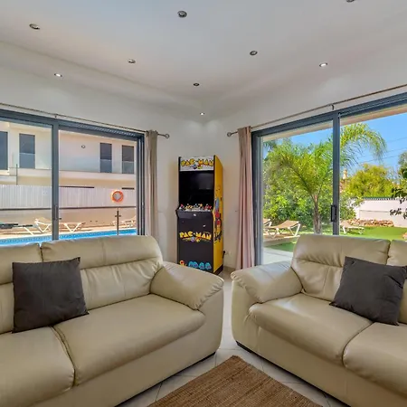 Ruana - 5 Bedrooms On Suite- Free Out Door Hot Jacuzzi - By Bedzy 빌라