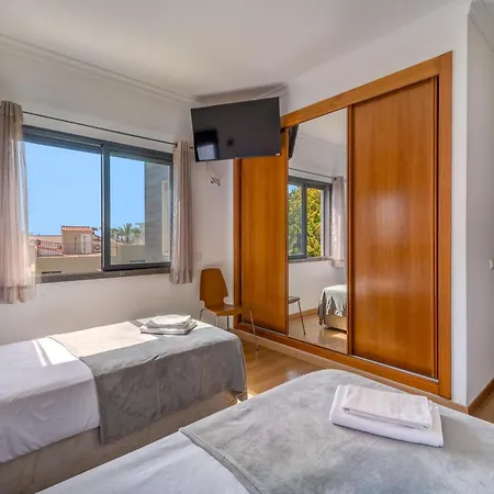 Ruana - 5 Bedrooms On Suite- Free Out Door Hot Jacuzzi - By Bedzy *