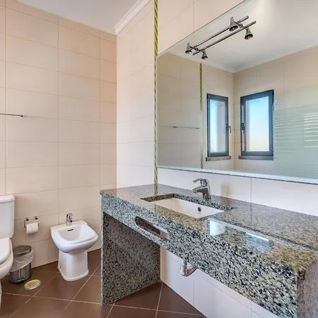 Villa Ruana - 5 Bedrooms On Suite- Free Out Door Hot Jacuzzi - By Bedzy