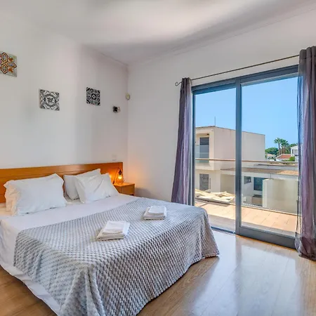 Ruana - 5 Bedrooms On Suite- Free Out Door Hot Jacuzzi - By Bedzy *