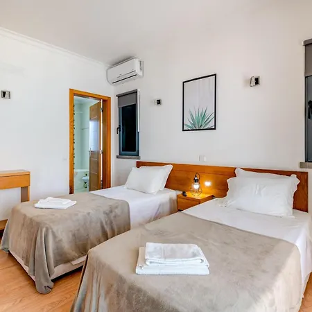 Ruana - 5 Bedrooms On Suite- Free Out Door Hot Jacuzzi - By Bedzy *