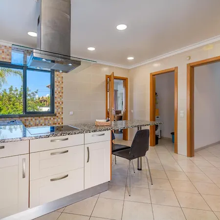 Ruana - 5 Bedrooms On Suite- Free Out Door Hot Jacuzzi - By Bedzy