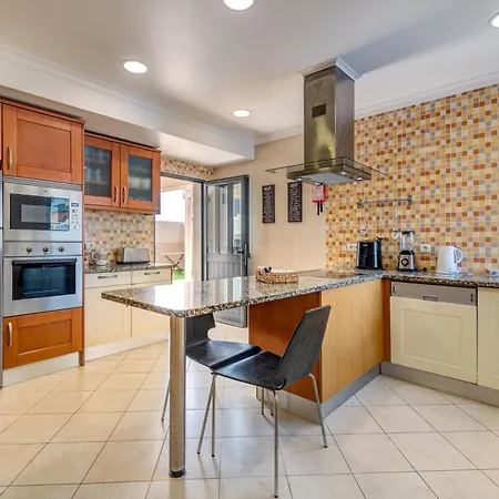 Ruana - 5 Bedrooms On Suite- Free Out Door Hot Jacuzzi - By Bedzy Villa