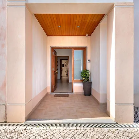 Ruana - 5 Bedrooms On Suite- Free Out Door Hot Jacuzzi - By Bedzy