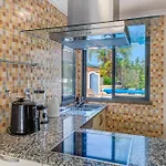 Ruana - 5 Bedrooms On Suite- Free Out Door Hot Jacuzzi - By Bedzy