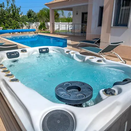 Villa Ruana - 5 Bedrooms On Suite- Free Out Door Hot Jacuzzi - By Bedzy *