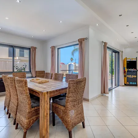 Ruana - 5 Bedrooms On Suite- Free Out Door Hot Jacuzzi - By Bedzy Villa