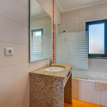 Ruana - 5 Bedrooms On Suite- Free Out Door Hot Jacuzzi - By Bedzy Villa