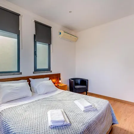 Villa Ruana - 5 Bedrooms On Suite- Free Out Door Hot Jacuzzi - By Bedzy