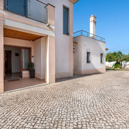 Ruana - 5 Bedrooms On Suite- Free Out Door Hot Jacuzzi - By Bedzy Villa